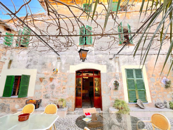 Entrada principal a las casas adosadas de Cas Patrolau