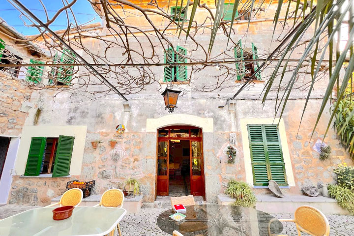 Entrada principal a las casas adosadas de Cas Patrolau