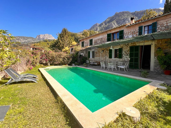 Piscina exterior en la propiedad