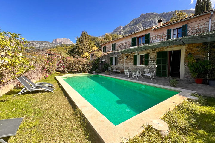 Piscina exterior en la propiedad