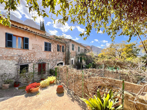 Patio con mesas para comer al aire libre