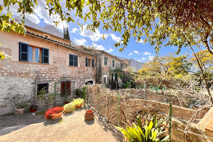 Patio con mesas para comer al aire libre