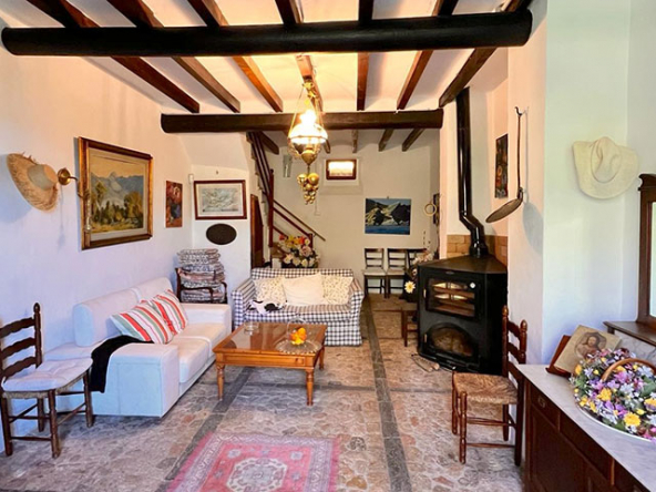 Sala de estar con salida a la terraza y vistas al entorno natural