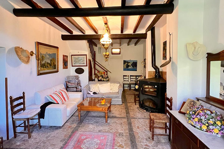 Sala de estar con salida a la terraza y vistas al entorno natural