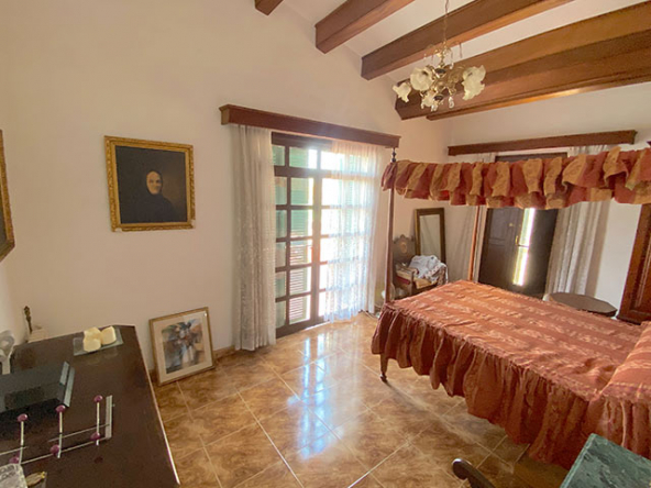 segundo dormitorio con detalles de hierro forjado