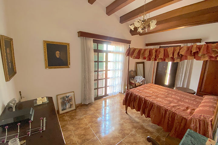 segundo dormitorio con detalles de hierro forjado