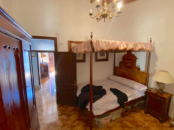 Dormitorio principal con luz natural