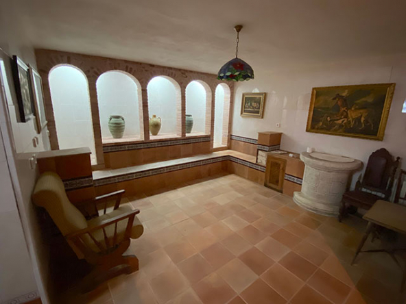 Salón con vigas de madera vistas que aportan carácter