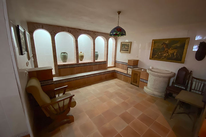 Salón con vigas de madera vistas que aportan carácter