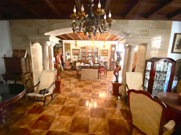 Amplio salón con techos artesonados y detalles mallorquines