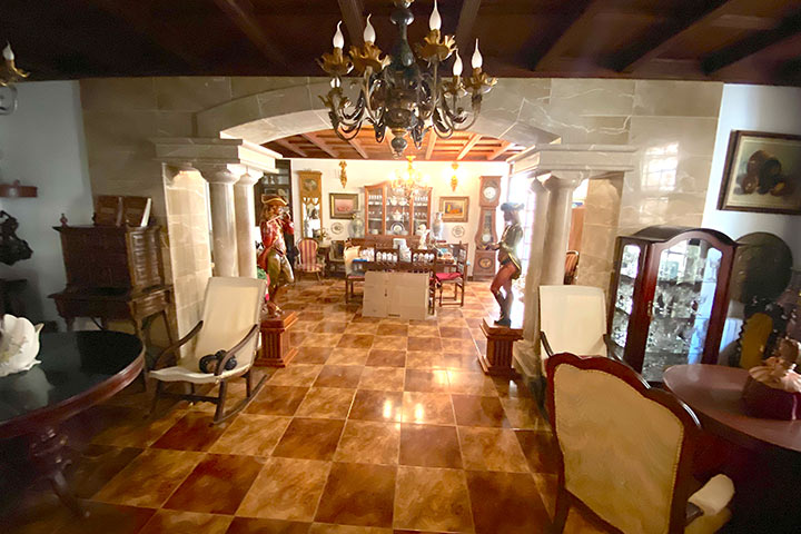 Amplio salón con techos artesonados y detalles mallorquines
