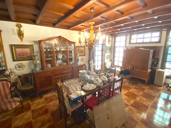 Salón principal con techos artesonados de madera