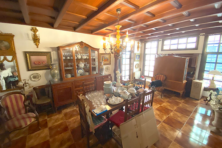 Salón principal con techos artesonados de madera