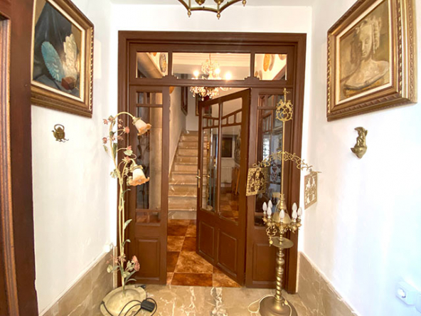 Entrada principal de la casa con detalles arquitectónicos originales