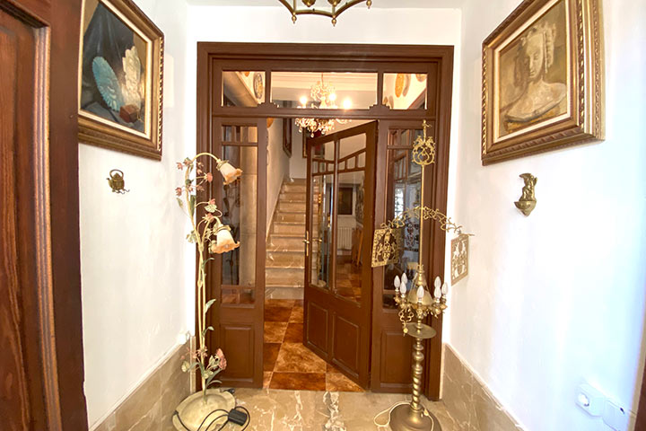 Entrada principal de la casa con detalles arquitectónicos originales