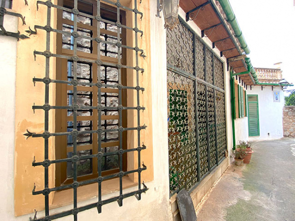 Fachada exterior de la casa de pueblo con arquitectura mallorquina