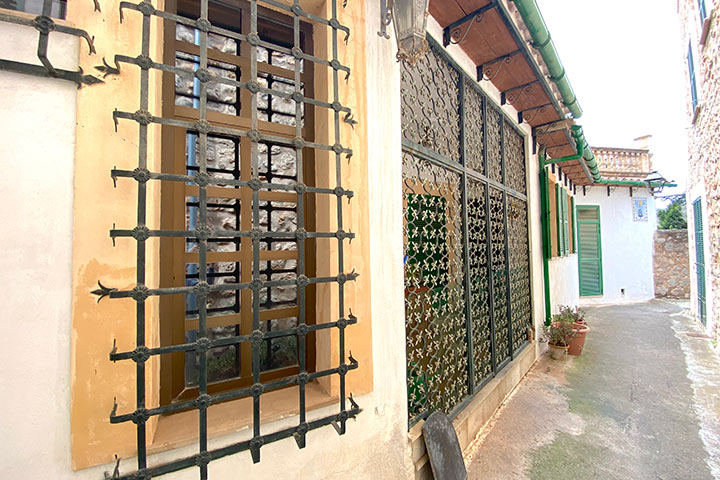 Fachada exterior de la casa de pueblo con arquitectura mallorquina