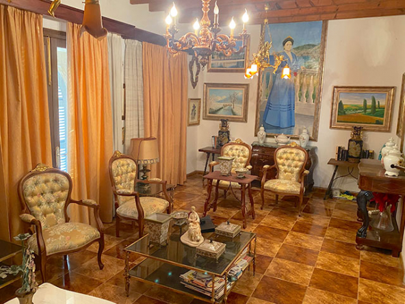 Vista del salón con arcos y detalles de mármol