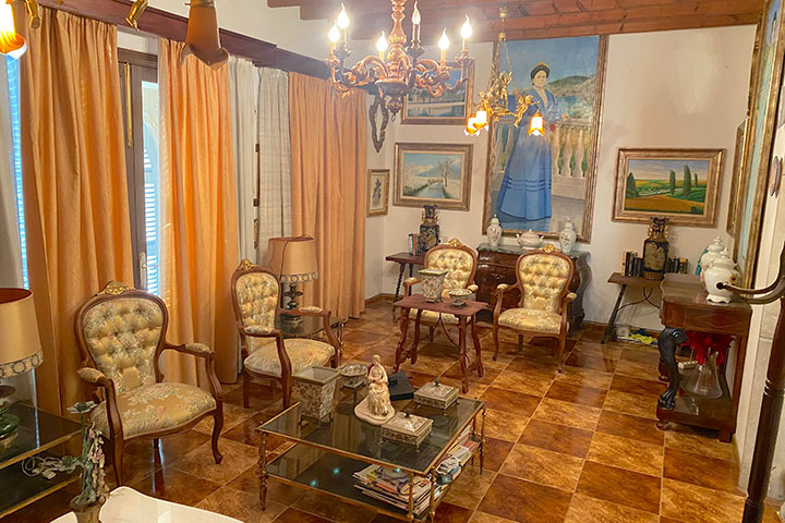 Vista del salón con arcos y detalles de mármol