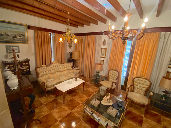 Sala con techos altos y detalles arquitectónicos mallorquines