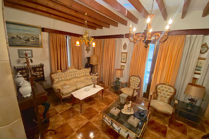 Sala con techos altos y detalles arquitectónicos mallorquines