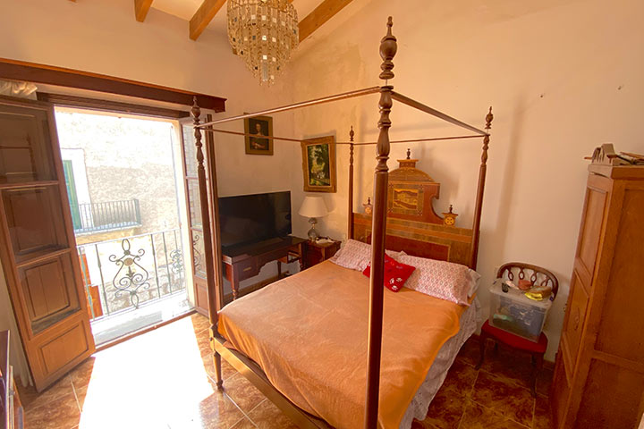 Dormitorio principal con luz natural