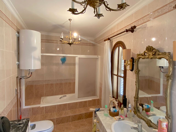 Baño tradicional con acabados de época