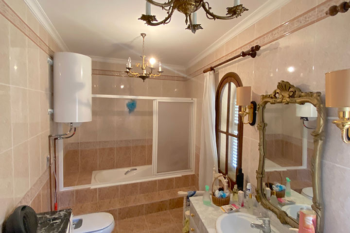 Baño tradicional con acabados de época