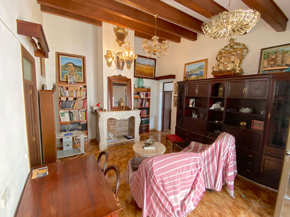 Sala con columnas de mármol que destacan en el salón