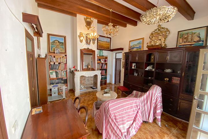 Sala con columnas de mármol que destacan en el salón