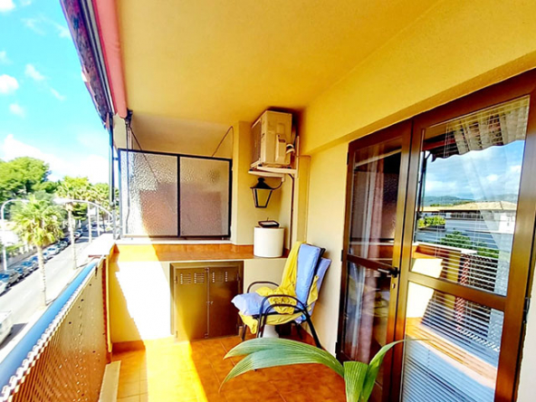 Terraza exterior con vistas a la montaña