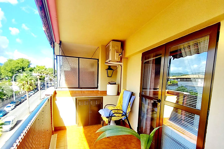 Terraza exterior con vistas a la montaña