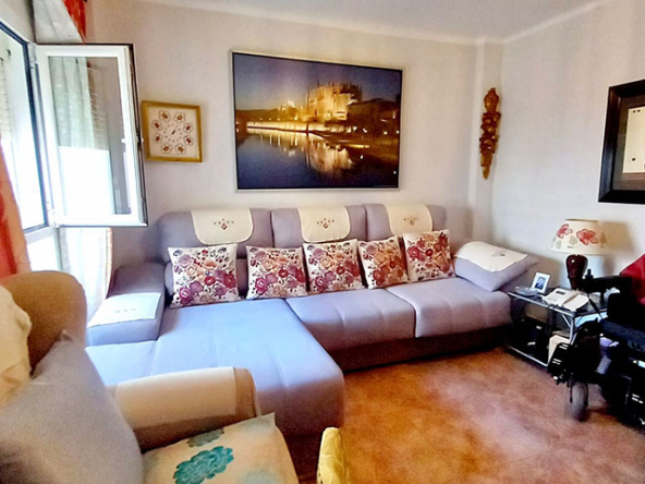 Salón comedor amplio y luminoso con salida a la terraza