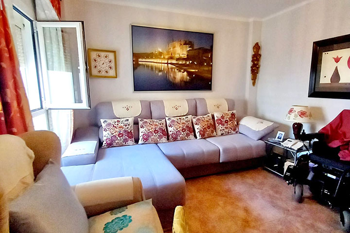 Salón comedor amplio y luminoso con salida a la terraza