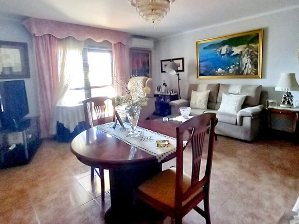 Salón comedor con acceso directo a terraza y vistas despejadas