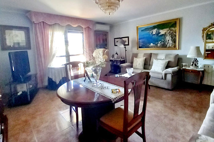 Salón comedor con acceso directo a terraza y vistas despejadas