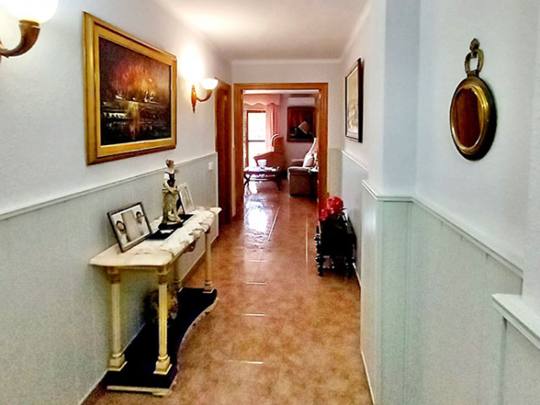 Vista general del salón con suelo de gres porcelánico y gran luminosidad