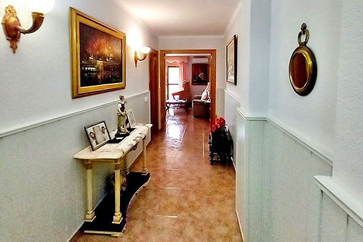 Vista general del salón con suelo de gres porcelánico y gran luminosidad