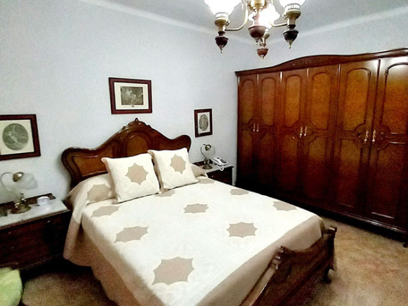 Dormitorio principal con armario empotrado y gran espacio