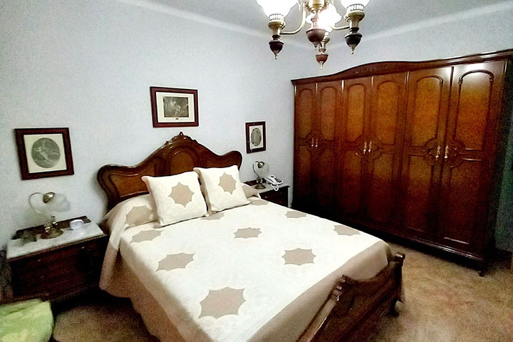 Dormitorio principal con armario empotrado y gran espacio