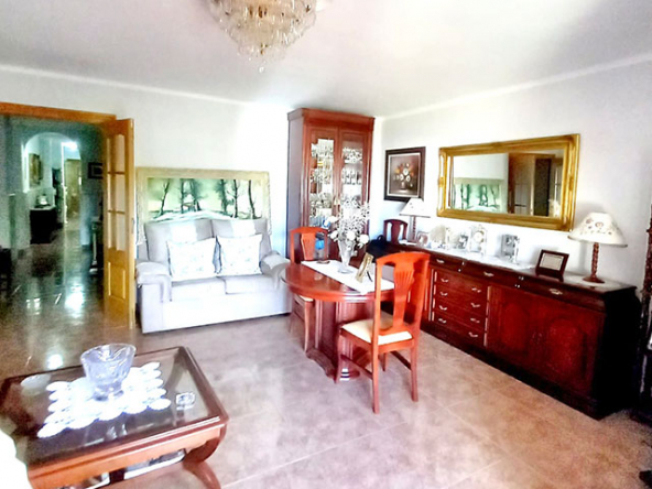 Salón comedor amplio y luminoso con salida a la terraza