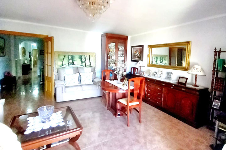 Salón comedor amplio y luminoso con salida a la terraza