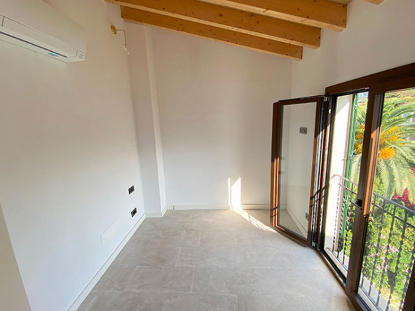 Segundo dormitorio con decoración minimalista