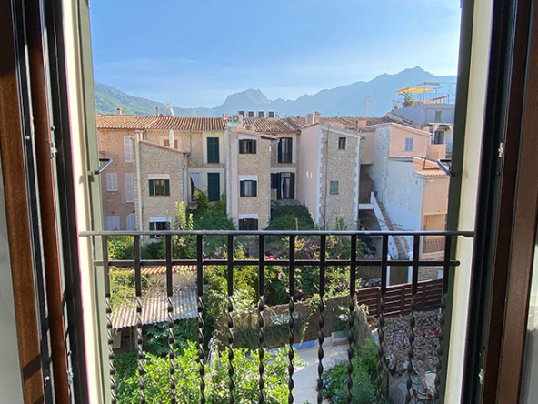 Vista de la casa en su entorno natural en Sóller