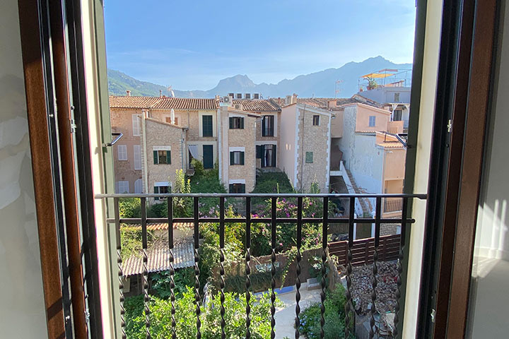 Vista de la casa en su entorno natural en Sóller