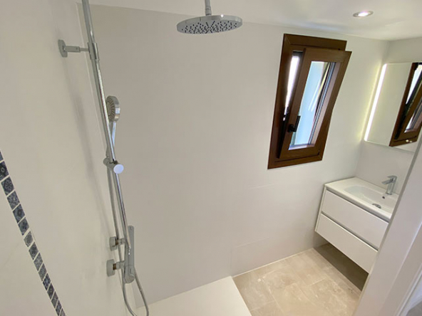 Baño principal con ducha y acabados modernos
