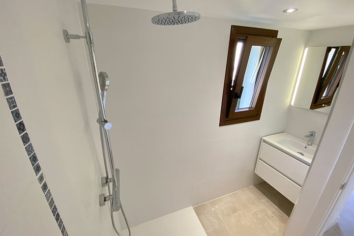 Baño principal con ducha y acabados modernos