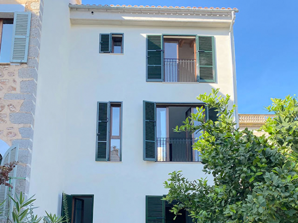 Fachada moderna de vivienda de nueva construcción en Sóller