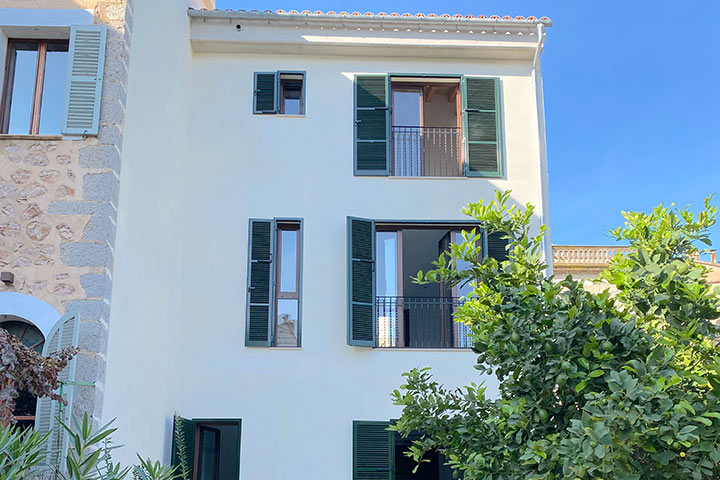 Fachada moderna de vivienda de nueva construcción en Sóller