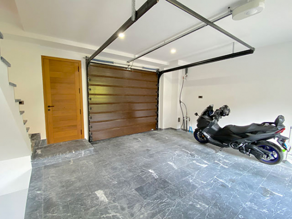 Cargador para coche eléctrico en garaje privado